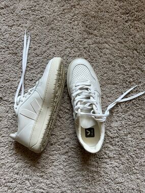 Veja WOMEN'S V-10 LEATHER WHITE Sneakers
